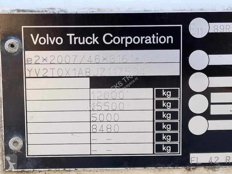 Kamion Volvo FL 250 4x2 Box truck, loading...