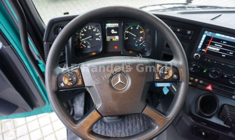 Vrachtwagen Mercedes 3348