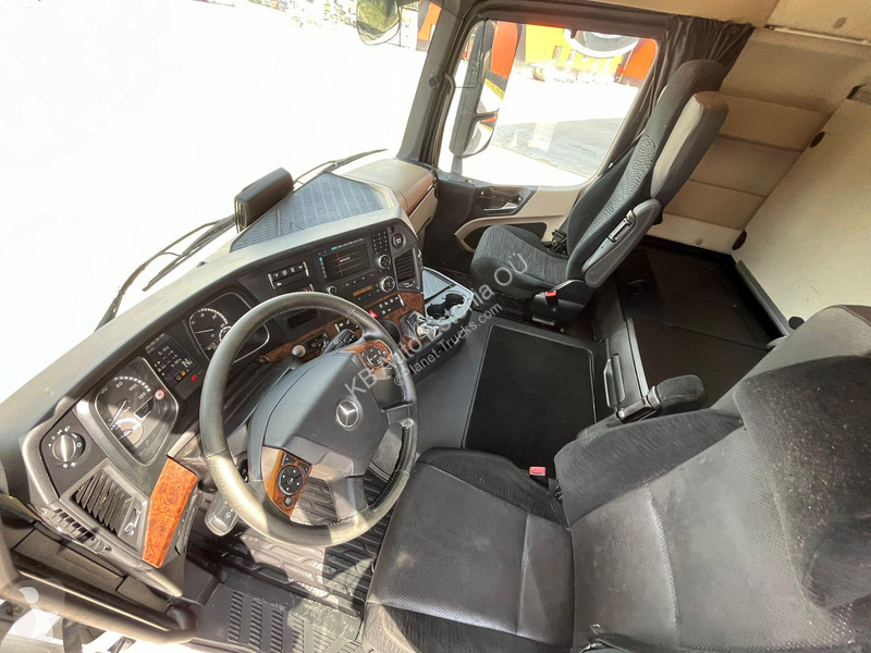 Camion Mercedes 6x2*4 BOX L=7401mm