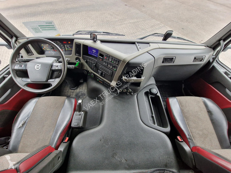 Kamion Volvo 420 Globetrotter 6x2 - Box with...