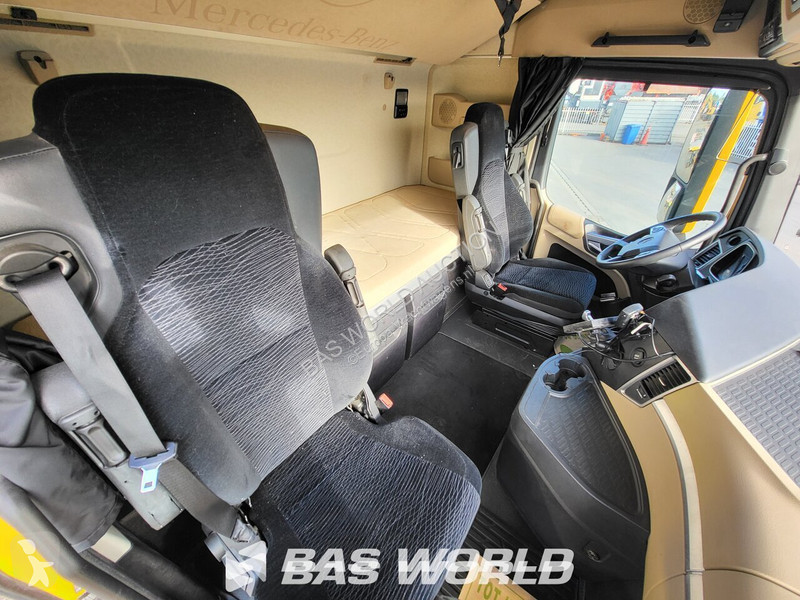 Грузовик Mercedes 2563