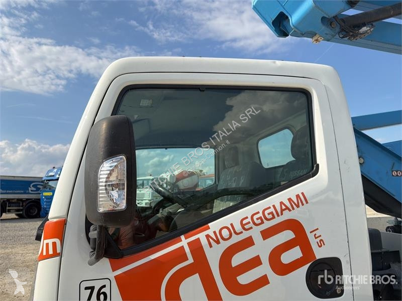 Camion Nissan PNT205 20 m on Nissan NT400...