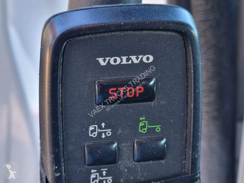 Kamion Volvo FL 250 4x2 Box truck, loading...
