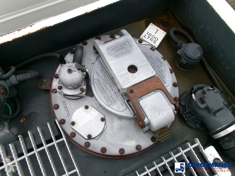 شاحنة Volvo 240 4x2 RHD fuel tank 13 m3 / 4 comp