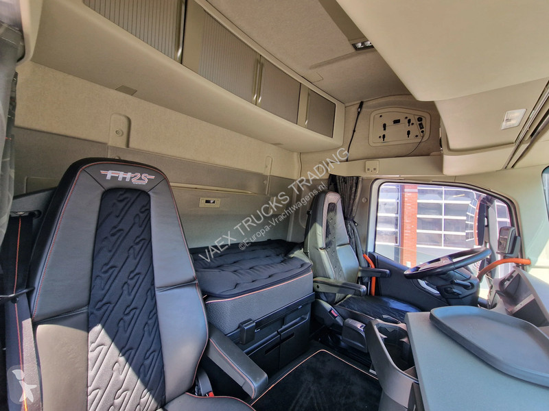 شاحنة Volvo 16750 Globetrotter 8x4*4 - Chassis...