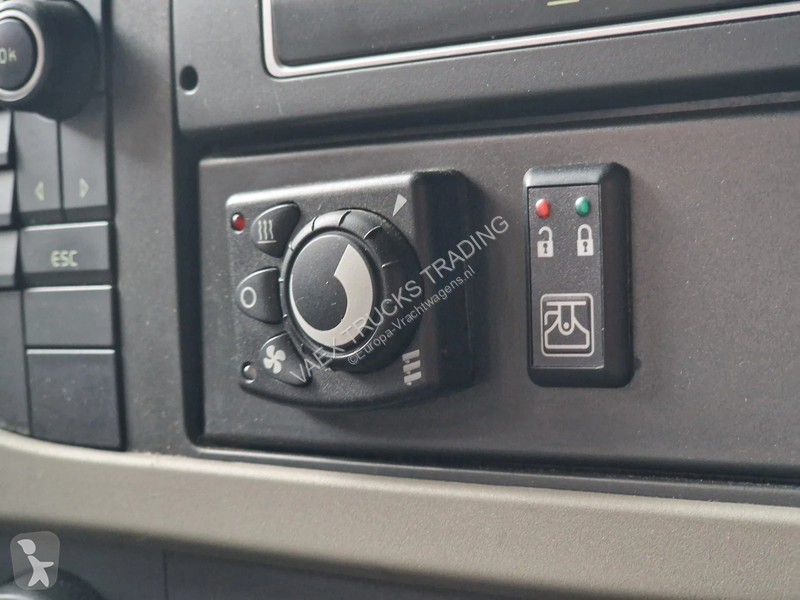Kamion Volvo 420 Globetrotter 6x2 - Box with...