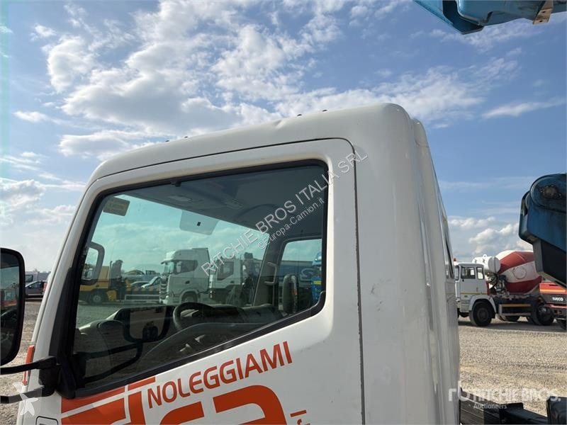 Camion Nissan PNT205 20 m on Nissan NT400...