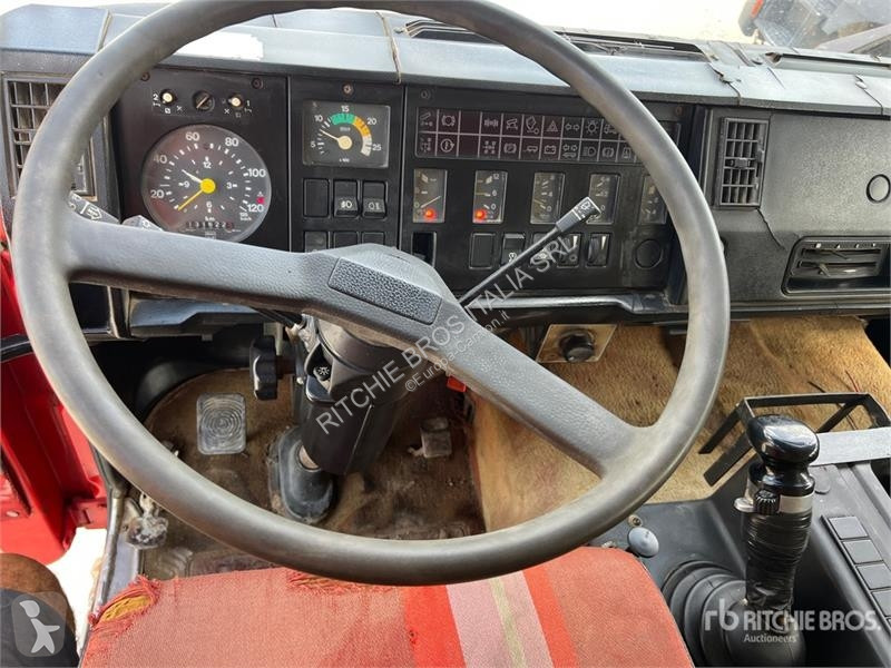 Camion Iveco Unic 6x2 T/A Dump Truck