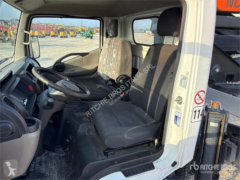 Camion Nissan Isoli PNT230 20.5 m on Nissan...