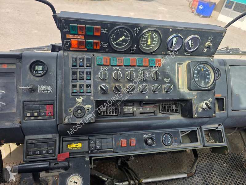 Renault VMA 105 AA Sides Renault VMA 105 AA...