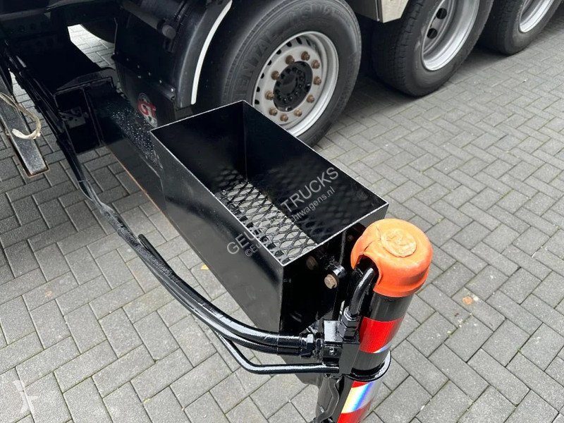 Kamion MAN 33.560 8X4 TRIDEM + HMF 4020-K8...