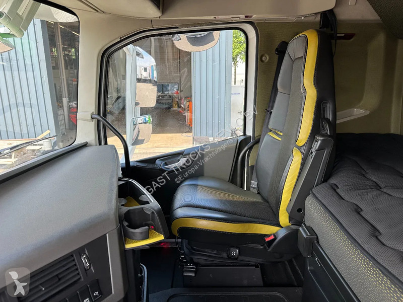 Kamion Volvo 16750 6x4 Globe XL Chassis...