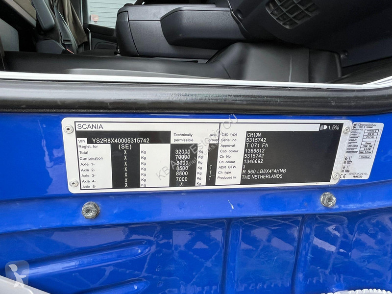 Kamion Scania R 560 8x4*4 BOX =6180 mm