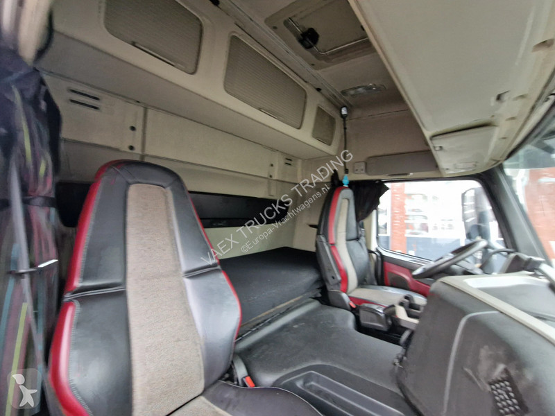 Kamion Volvo 420 Globetrotter 6x2 - Box with...