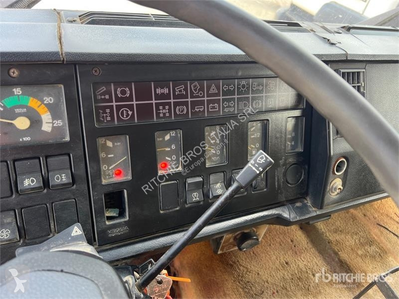 Camion Iveco Unic 6x2 T/A Dump Truck