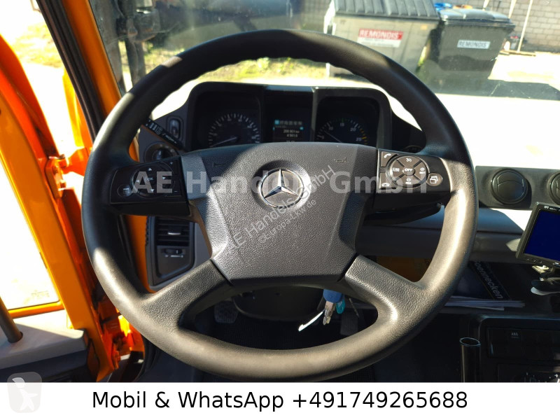 Грузовик Mercedes U527...
