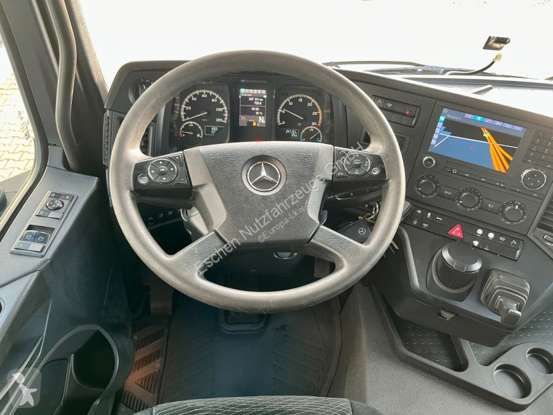 Kamion Mercedes...