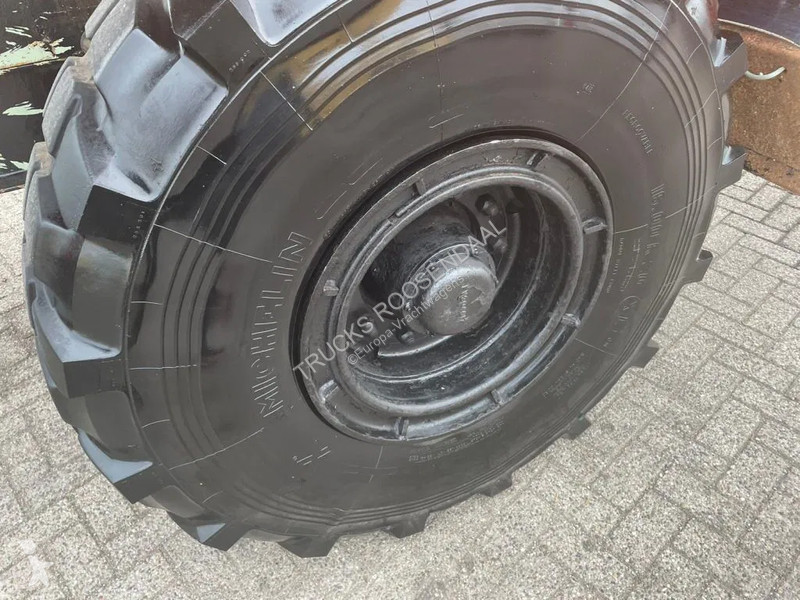 Vrachtwagen Mercedes + Manual + Kipper + 4x4