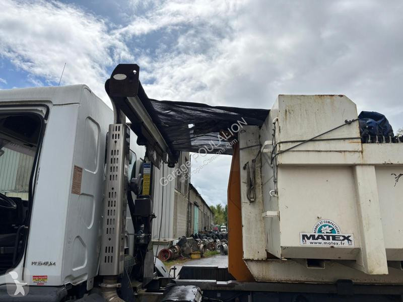 Kamion Renault 6x2 essieu relevable 320 benne...