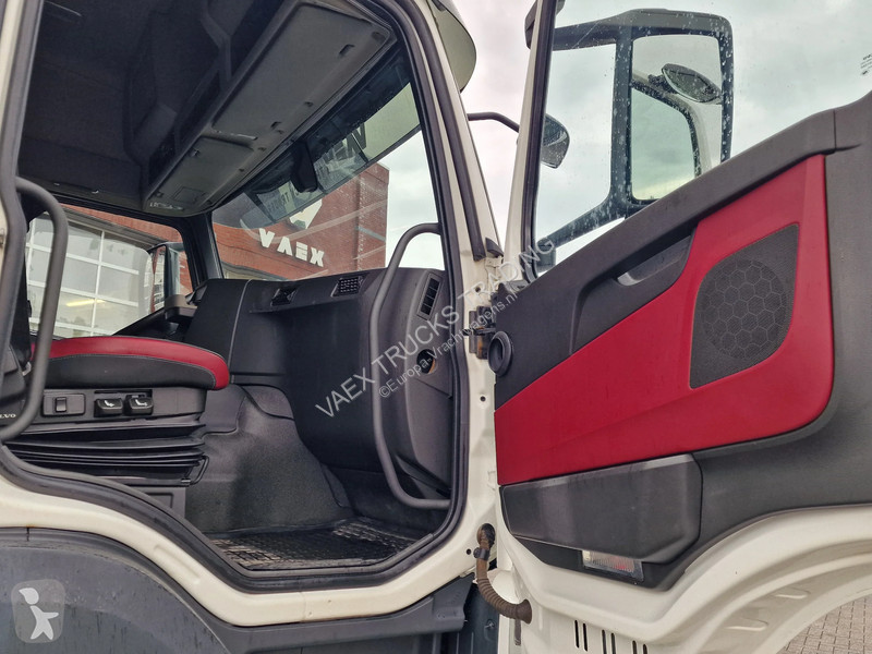 Kamion Volvo 420 Globetrotter 6x2 - Box with...