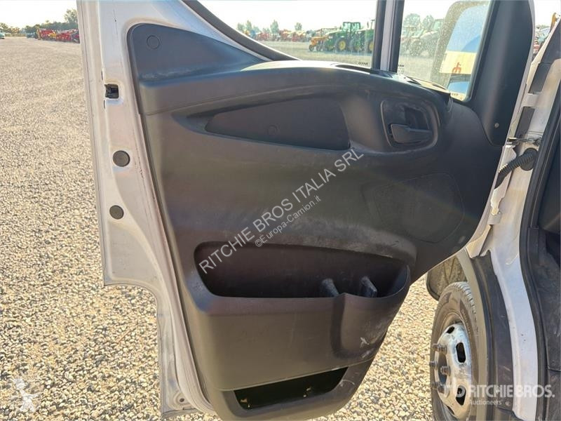 Furgoneta Iveco 35C17 Crew Cab Flatbed Truck
