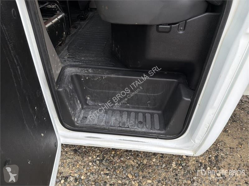 Kamion Opel Crew Cab Flatbed Truck
