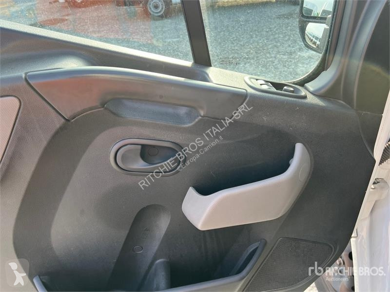 Camião Nissan NV400 P/M Curtain Side Truck