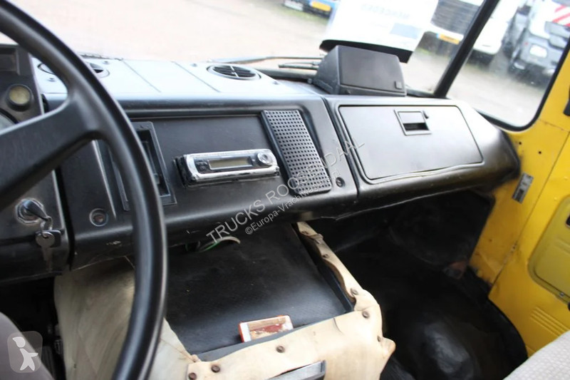 Vrachtwagen Mercedes 508 MANUAL