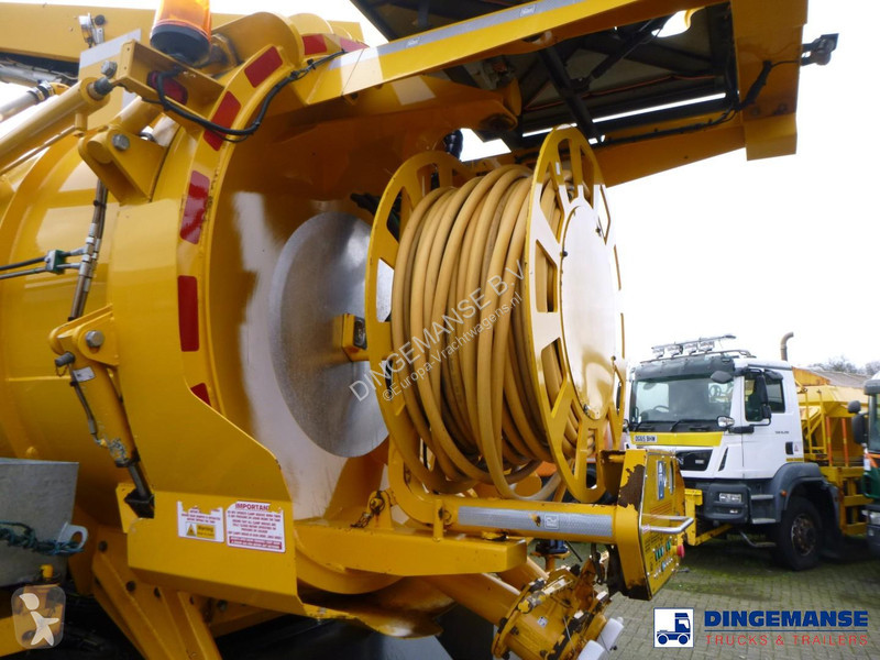 Camión DAF 220 4x2 RHD Whale vacuum tank