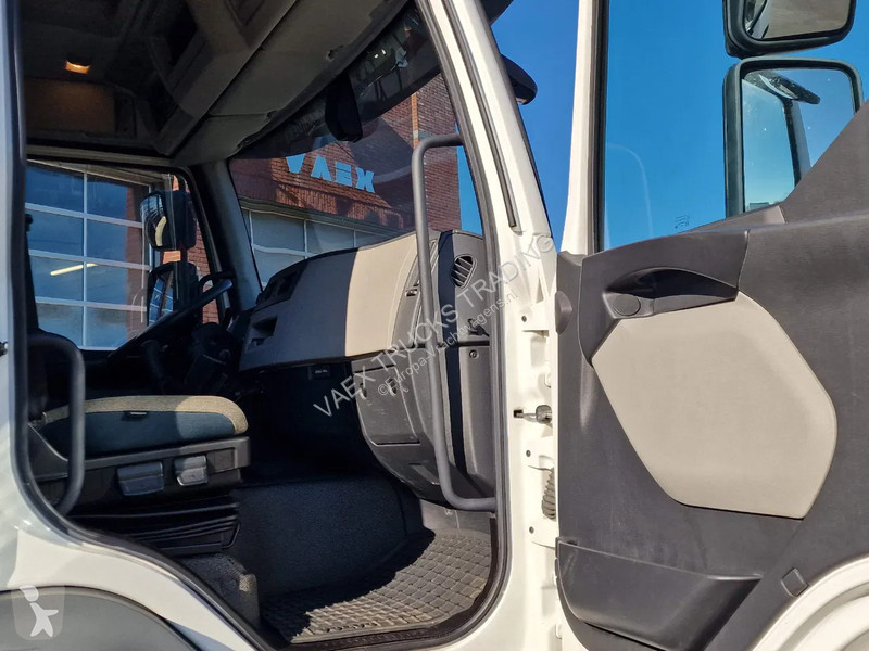 Kamion Volvo FL 250 4x2 Box truck, loading...