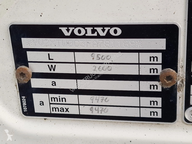 Kamion Volvo 420 Globetrotter 6x2 - Box with...