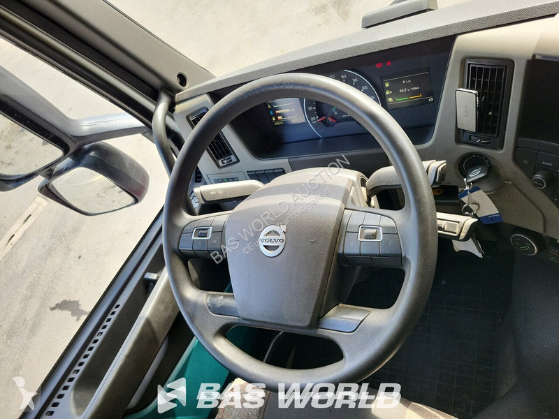 Грузовик Volvo 330