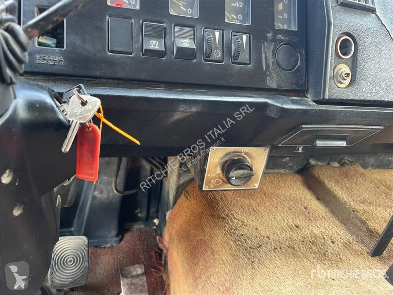 Camion Iveco Unic 6x2 T/A Dump Truck
