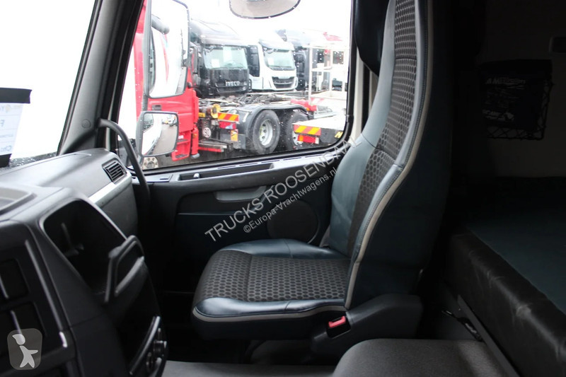 Lastbil Volvo FMX 370 + EURO 5 + CARRIER + meat...