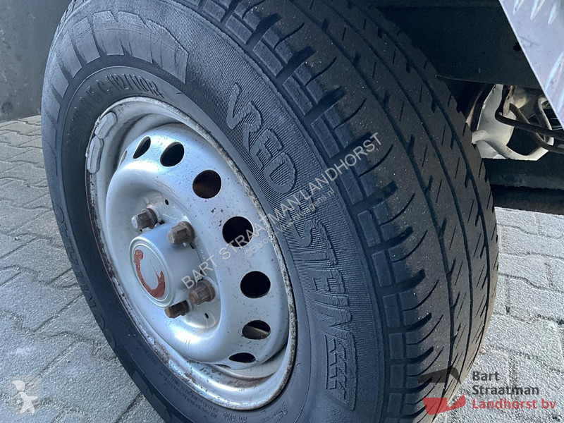Lastbil Volkswagen open laadbak met HMF 152T2...