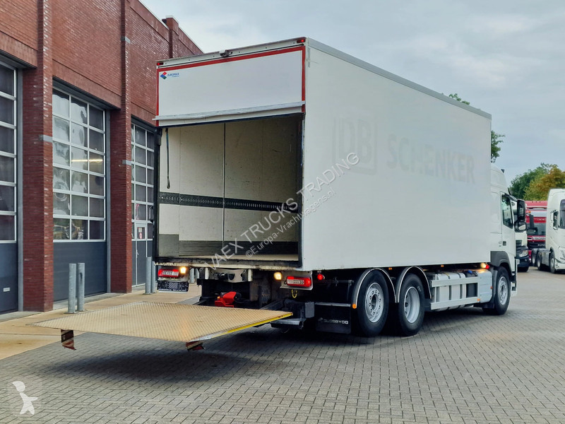 Kamion Volvo 420 Globetrotter 6x2 - Box with...