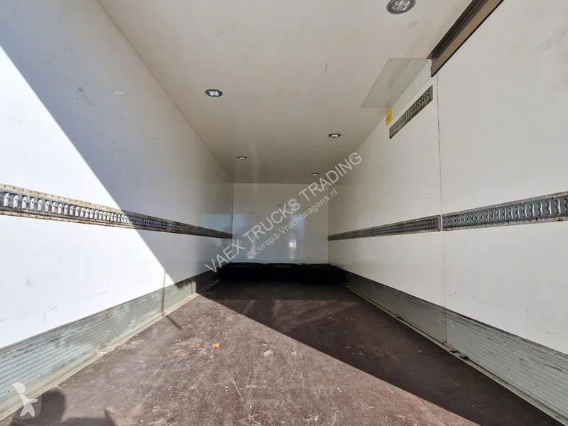 Kamion Volvo FL 250 4x2 Box truck, loading...