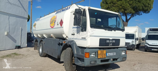 Camion citerne hydrocarbures MAN