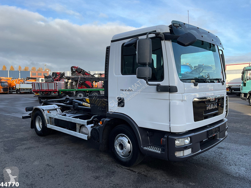 Camión MAN 12.250 Palfinger haakarmsysteem