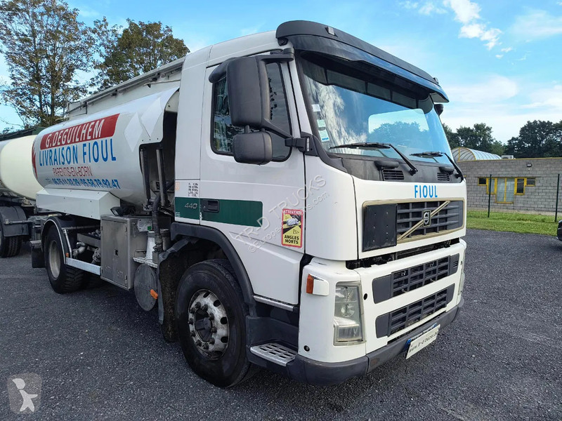 Camion Volvo 440 13000L FUEL / CARBURANT - 4 COMP