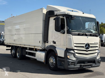 Camión furgón transporte de bebidas Mercedes