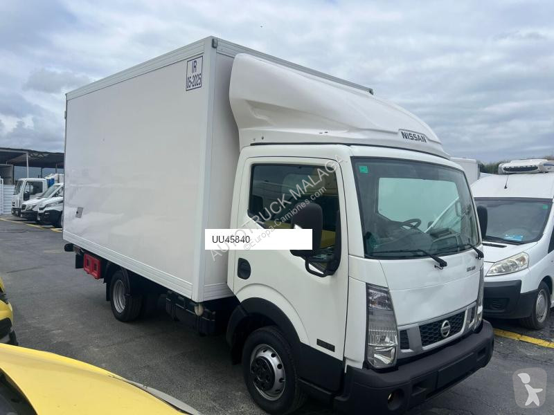 Camión Nissan CABSTAR ISOTERMO TRAMPILLA