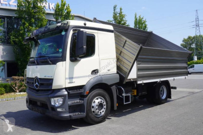Camion tri-benne Mercedes