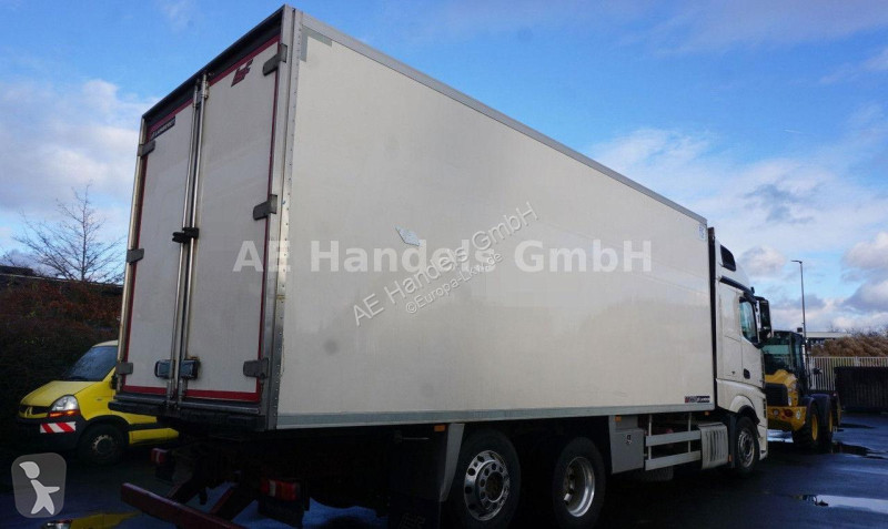 Vrachtwagen Mercedes 2551