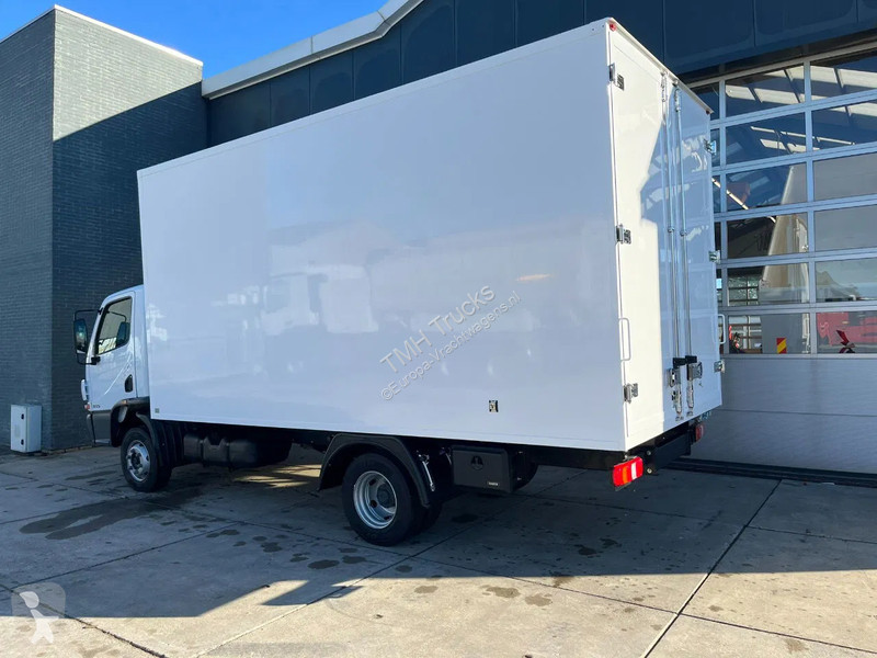 Camión Mercedes Accelo 915 4x2 Closed Cargo Truck