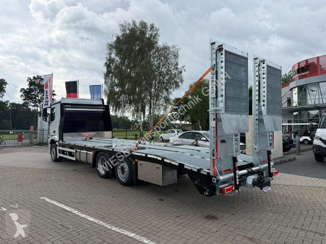 Camion Mercedes mit Rampen, Maschinentransporter