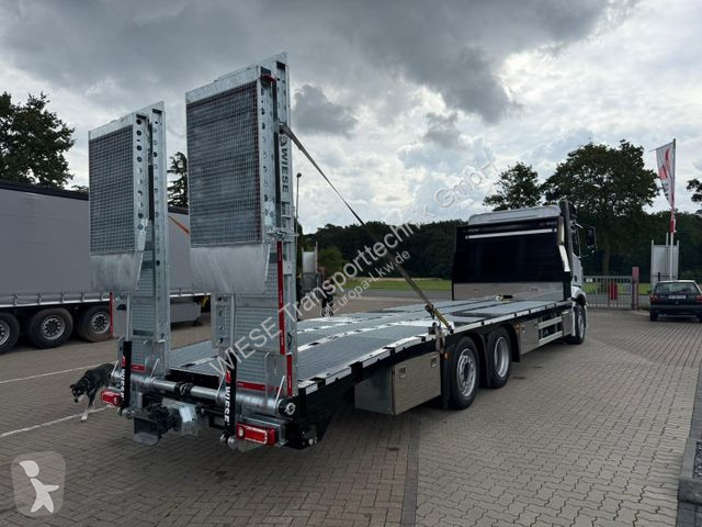 Camion Mercedes mit Rampen, Maschinentransporter