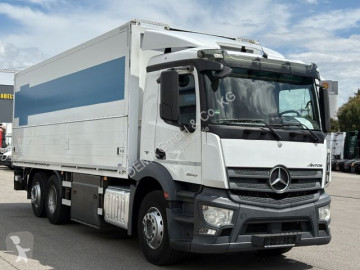 Camión plataforma transporte de bebidas Mercedes
