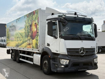 Camión plataforma transporte de bebidas Mercedes