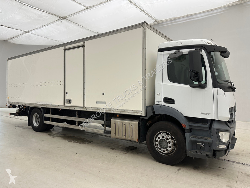 Vrachtwagen Mercedes 1827
